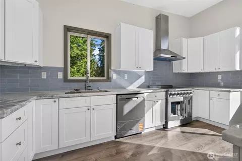 Kitchen - 4911 169th St SE, Bothell, WA 98012 photo 3 of 4