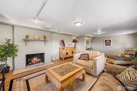 Living - 2139 E 17th St, Bremerton, WA 98310 photo 5 of 6