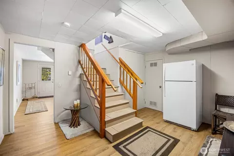 Entry Way - 2139 E 17th St, Bremerton, WA 98310 photo 2 of 2