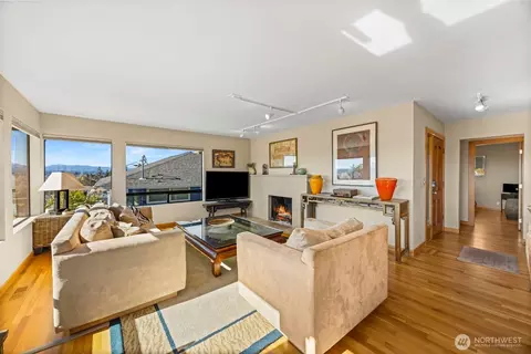 Living - 2139 E 17th St, Bremerton, WA 98310 photo 2 of 6
