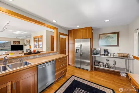 Kitchen - 2139 E 17th St, Bremerton, WA 98310 photo 3 of 5