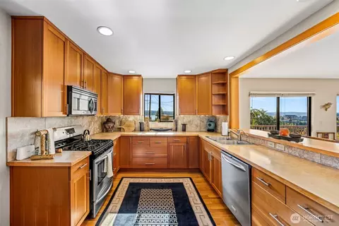 Kitchen - 2139 E 17th St, Bremerton, WA 98310 photo 2 of 5