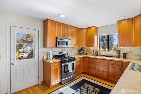 Kitchen - 2139 E 17th St, Bremerton, WA 98310 photo 1 of 5