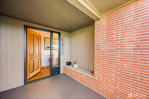 Entry Way - 2139 E 17th St, Bremerton, WA 98310 photo 1 of 2