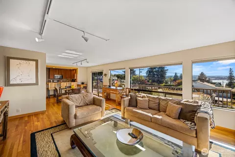 Living - 2139 E 17th St, Bremerton, WA 98310 photo 3 of 6