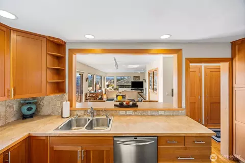 Kitchen - 2139 E 17th St, Bremerton, WA 98310 photo 4 of 5