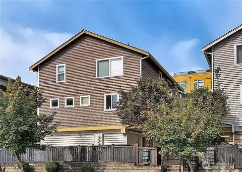 662 NE 40th St, Seattle, WA 98105