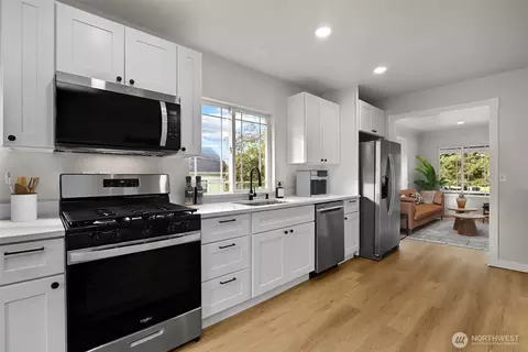 Kitchen - 1803 Harding St, Enumclaw, WA 98022 photo 3 of 5