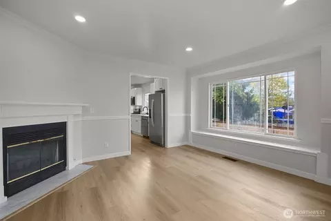 Living - 1803 Harding St, Enumclaw, WA 98022 photo 6 of 10