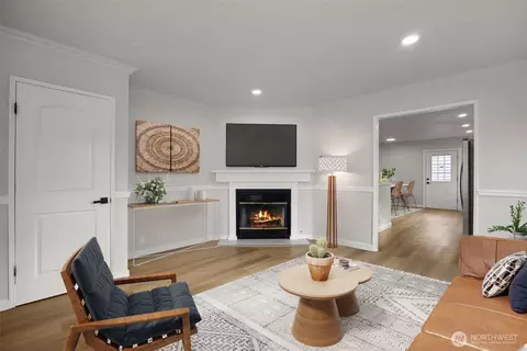 Living - 1803 Harding St, Enumclaw, WA 98022 photo 3 of 10