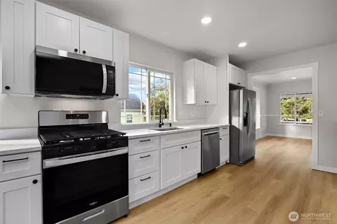 Kitchen - 1803 Harding St, Enumclaw, WA 98022 photo 4 of 5