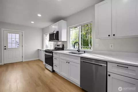 Kitchen - 1803 Harding St, Enumclaw, WA 98022 photo 5 of 5