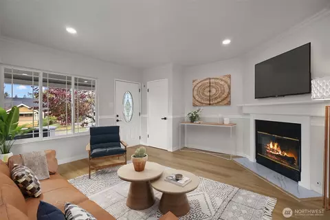 Living - 1803 Harding St, Enumclaw, WA 98022 photo 2 of 10