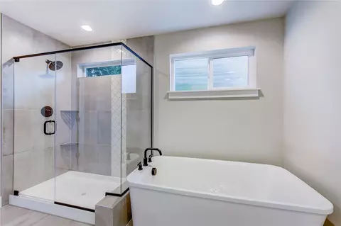 Bath - 1824 241st Pl SE #FG 01, Bothell, WA 98021 photo 3 of 4