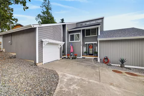1108 Halsey Dr, Coupeville, WA 98239