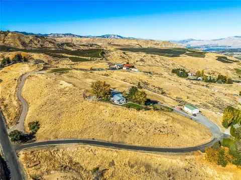 4660 Crown Ln, Malaga, WA 98828