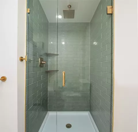 Bath - 4806 Glenhaven Dr, Everett, WA 98203 photo 2 of 4