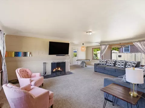 Living - 1417 Maple St, Sumner, WA 98390 photo 1 of 6