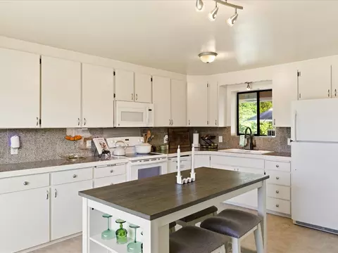 Kitchen - 1417 Maple St, Sumner, WA 98390 photo 4 of 5
