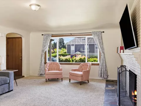 Living - 1417 Maple St, Sumner, WA 98390 photo 5 of 6