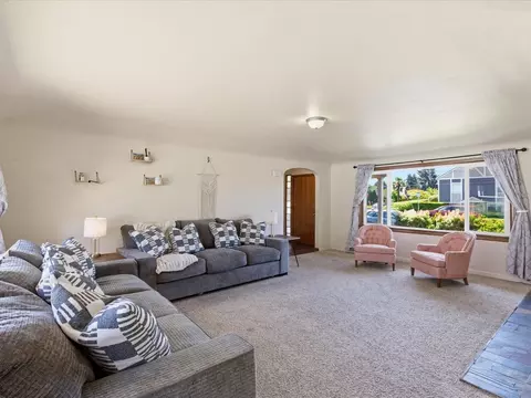 Living - 1417 Maple St, Sumner, WA 98390 photo 4 of 6