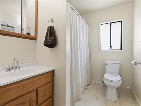 Bath - 1417 Maple St, Sumner, WA 98390 photo 1 of 2