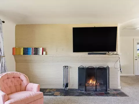 Living - 1417 Maple St, Sumner, WA 98390 photo 2 of 6