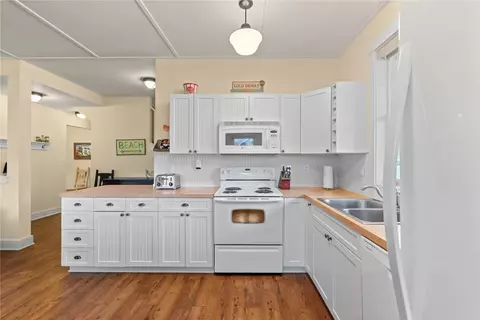 Kitchen - 102 Barefoot Ln, Oroville, WA 98844 photo 1 of 2