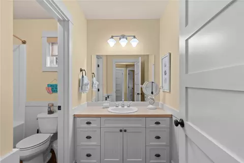 Bath - 102 Barefoot Ln, Oroville, WA 98844 photo 2 of 3