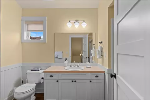 Bath - 102 Barefoot Ln, Oroville, WA 98844 photo 3 of 3