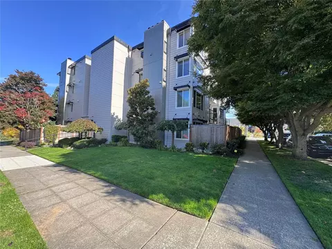 4118 SW College St #404, Seattle, WA 98116