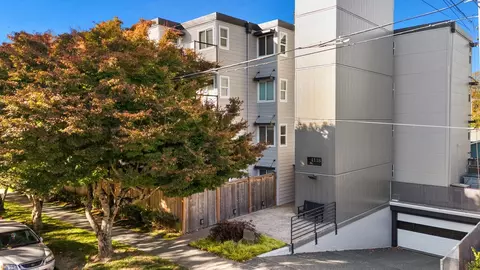 4118 SW College St #404, Seattle, WA 98116