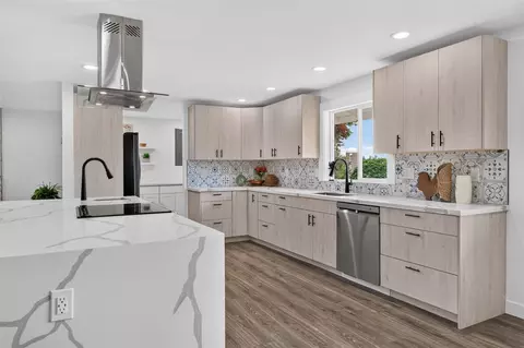 Kitchen - 40211 212th Ave SE, Enumclaw, WA 98022 photo 1 of 2