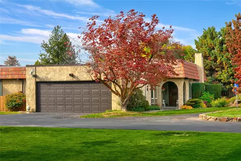 20 Crest Cir, Yakima, WA 98908