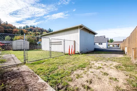 Exterior - 2052 40th Ave, Longview, WA 98632 photo 5 of 9