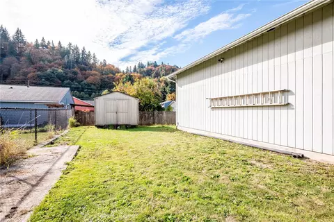 Exterior - 2052 40th Ave, Longview, WA 98632 photo 4 of 9