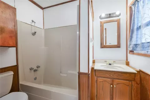 Bath - 2052 40th Ave, Longview, WA 98632 photo 1 of 2