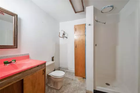 Bath - 2052 40th Ave, Longview, WA 98632 photo 2 of 2
