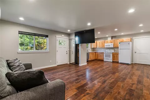 Living - 7943 Apache Dr, Maple Falls, WA 98266 photo 2 of 2