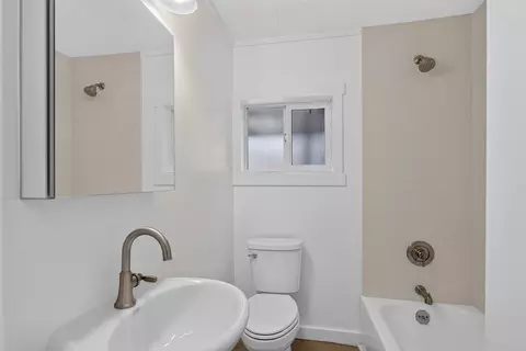 Bath - 2119 Walnut St #B, Everett, WA 98201 photo 1 of 1