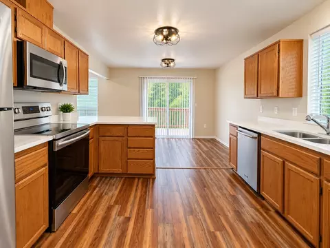Kitchen - 25513 35th Ave E, Spanaway, WA 98387 photo 2 of 4