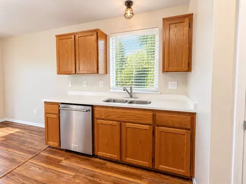 Kitchen - 25513 35th Ave E, Spanaway, WA 98387 photo 3 of 4