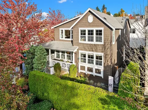 402 State St S #2, Kirkland, WA 98033