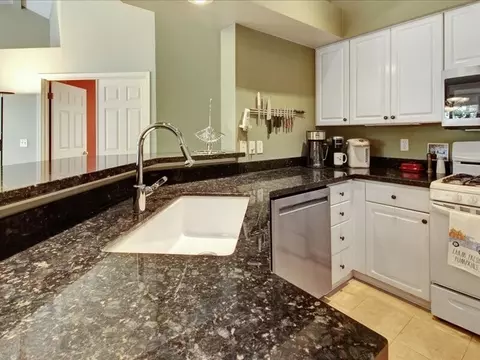 Kitchen - 710 228th St SW #203, Bothell, WA 98021 photo 4 of 4