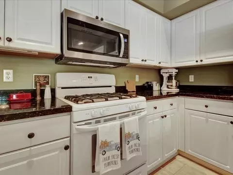 Kitchen - 710 228th St SW #203, Bothell, WA 98021 photo 2 of 4