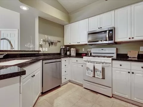 Kitchen - 710 228th St SW #203, Bothell, WA 98021 photo 3 of 4