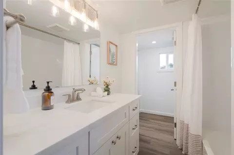 Bath - 1918 Baker Ave #B, Everett, WA 98201 photo 1 of 2