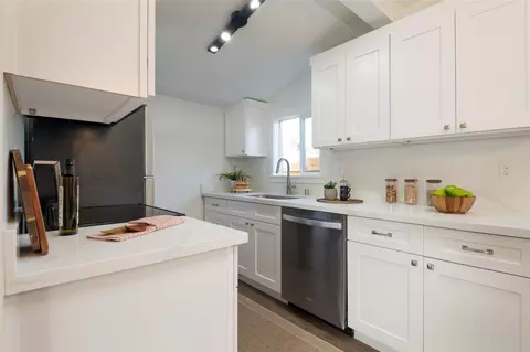 Kitchen - 1918 Baker Ave #B, Everett, WA 98201 photo 1 of 2
