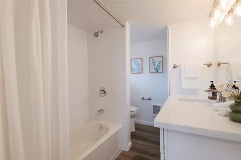 Bath - 1918 Baker Ave #B, Everett, WA 98201 photo 2 of 2