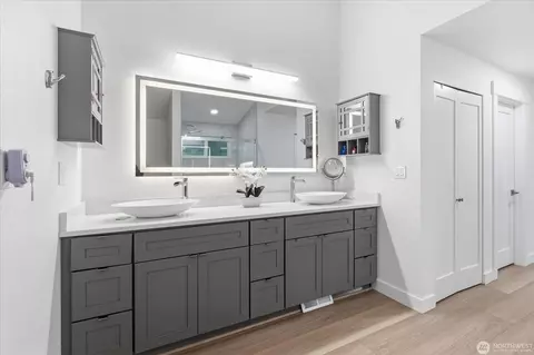 Bath - 16832 119th Pl NE, Bothell, WA 98011 photo 2 of 5